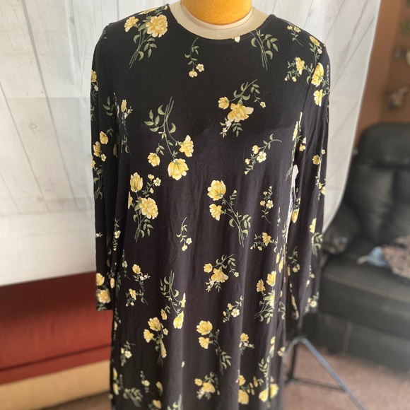 Old Navy Dresses & Skirts - NWT old navy XL Navy blue and yellow floral dress